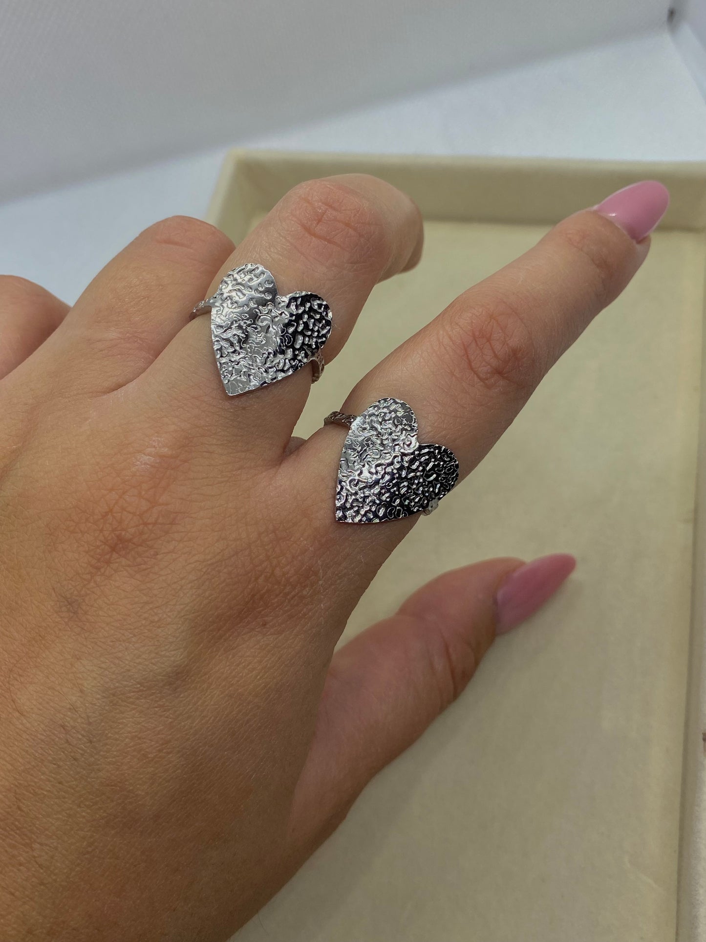 Anello cuore martellato