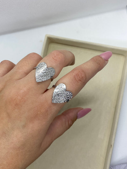 Anello cuore martellato